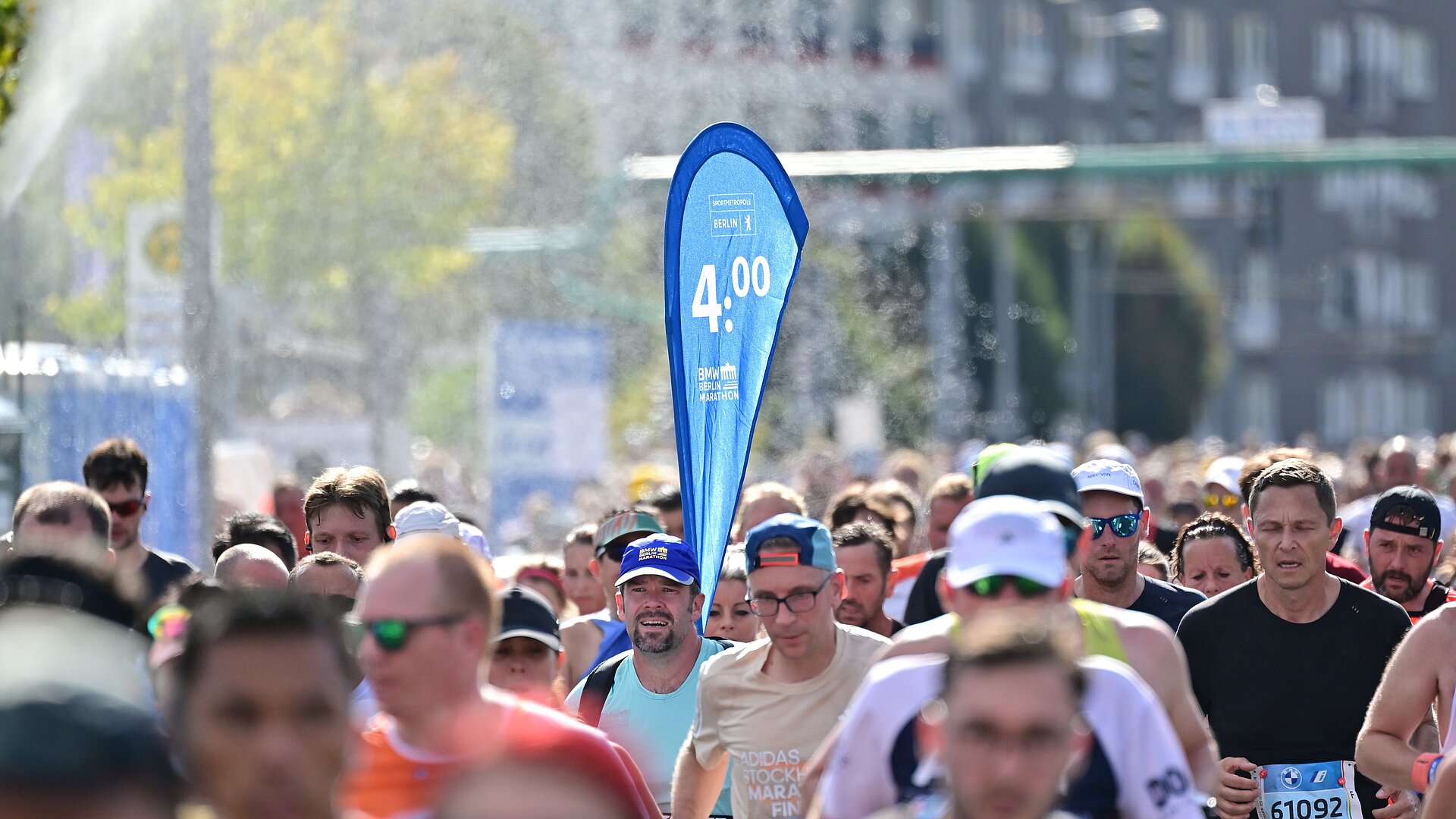 BMW BERLIN-MARATHON Pacemaker: Male train runner in the middle of the field © SCC EVENTS