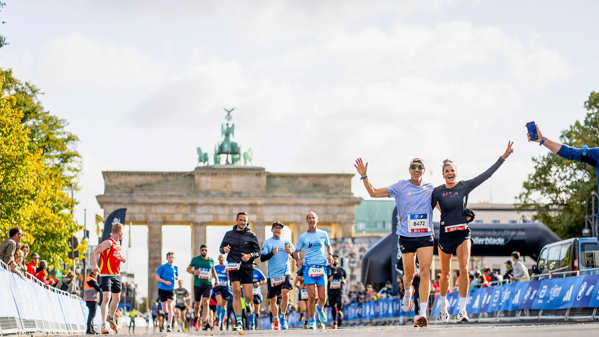 BMW BERLIN-MARATHON 2024: Läufer:innen vor dem Brandenburger Tor @ SCC EVENTS