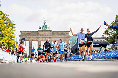 BMW BERLIN-MARATHON 2024: Runners in front of the Brandenburg Gate @ SCC EVENTS