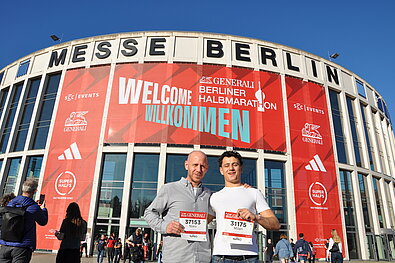 BMW BERLIN-MARATHON: Niels and Milan shortly after collecting their race numbers in front of Messe Berlin ©SCC EVENTS // Maximilian Bodenstab