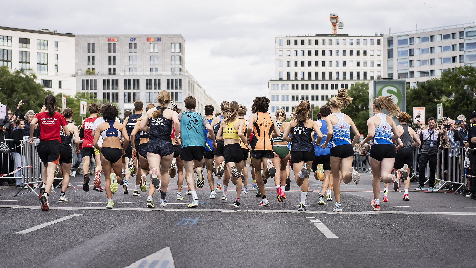 BMW BERLIN-MARATHON R5K: Teilnehmerfeld läuft am Publikum vorbei © SCC EVENTS / Sebastian Wells