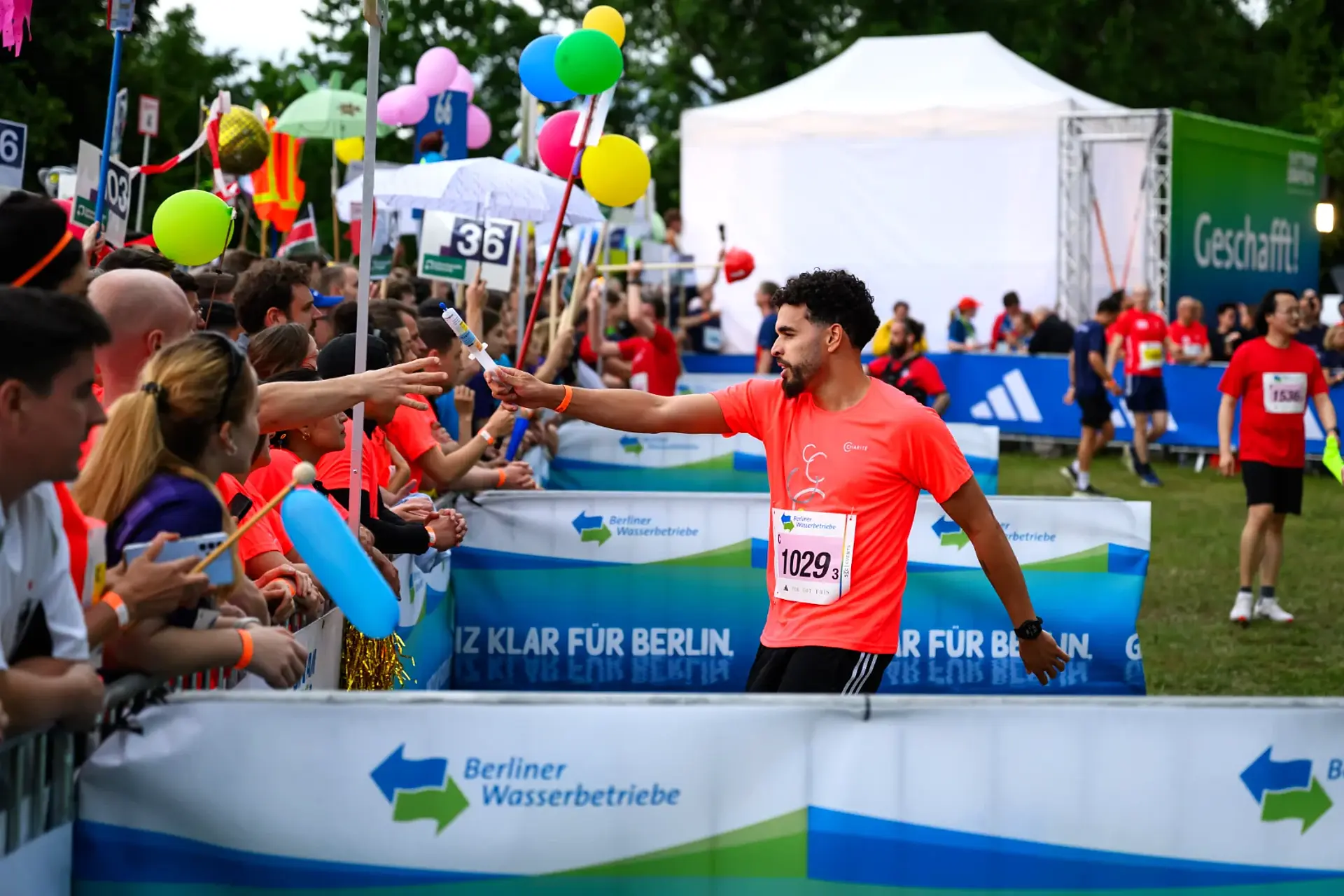 A syringe, which serves as a baton, is handed over in the transition zone.