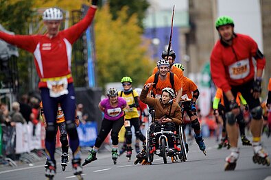 BMW BERLIN-MARATHON Inlineskating 2017: Participants on the course, one group pushes a wheelchair © SCC EVENTS / Tilo Wiedensohler
