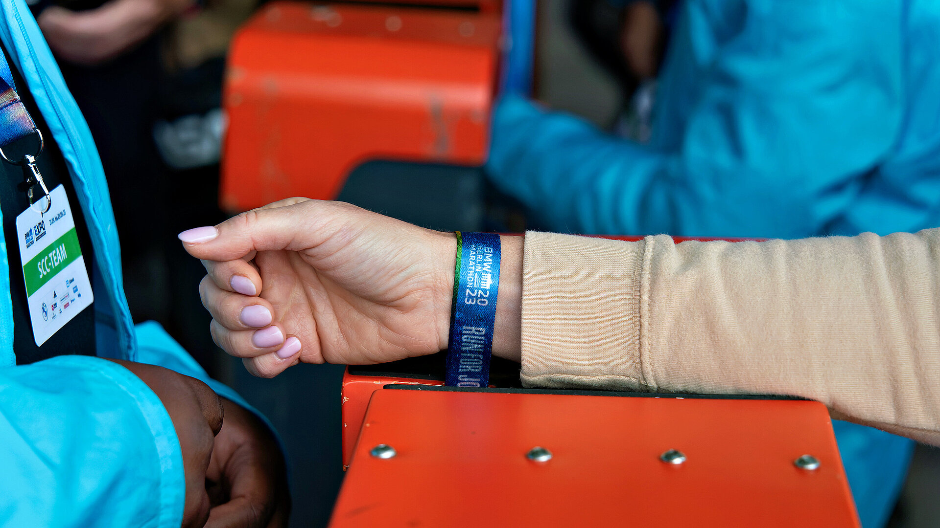 BMW BERLIN-MARATHON: Teilnahmeband wird angelegt © Christian Lietzmann - SCC EVENTS