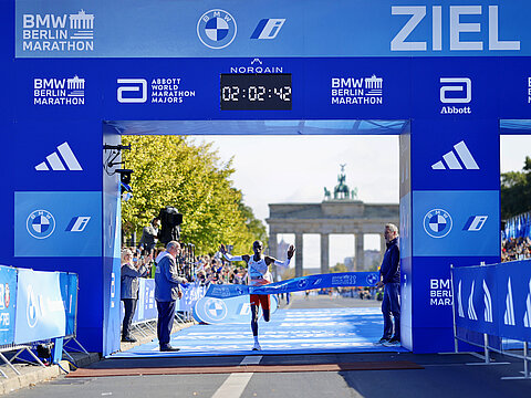 BMW BERLIN MARATHON 2023: Eliud Kipchoge crosses the finish line © SCC EVENTS / Jean-Marc Wiesner