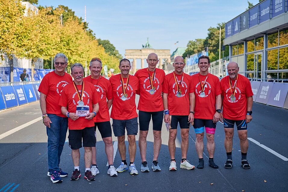 Skater:innen in roten Jubilee-T-Shirts auf der Strecke im Zielbereich.
