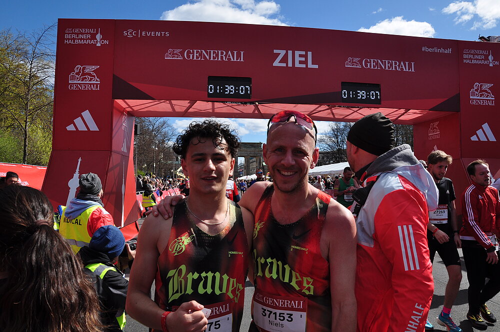 BMW BERLIN MARATHON: Hier wird gestartet: Niels zeigt Milan ihre Startwelle @SCC EVENTS // Maximilian Bodenstab   Leicht erschöpft, trotzdem überglücklich. Das Vater-Sohn-Duo im Ziel. ©SCC EVENTS // Maximilian Bodenstab