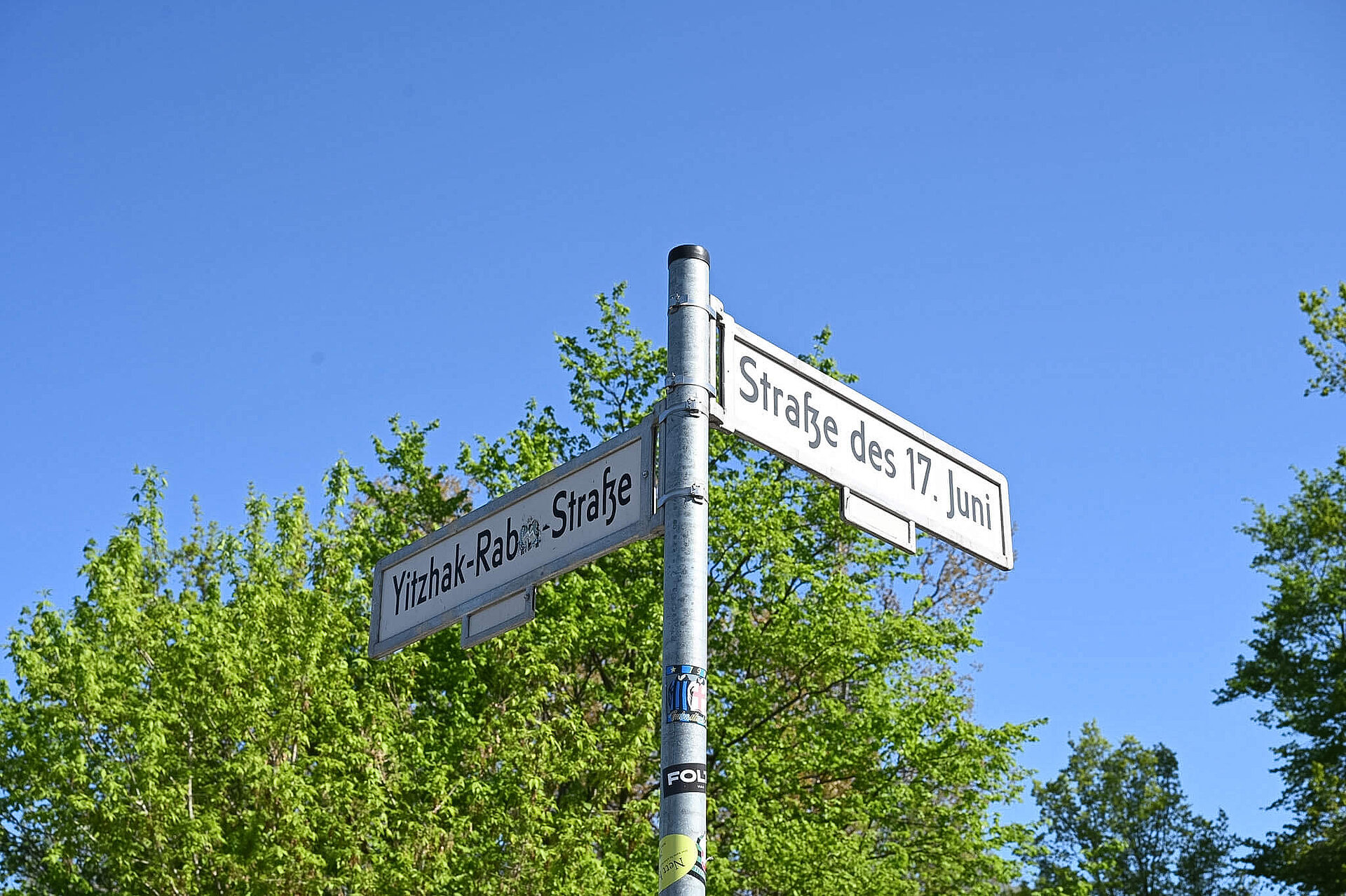 Straßenschild der Straße des 17. Juni und der Yitzhak-Rabin-Straße.