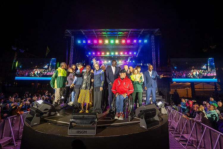 BMW BERLIN-MARATHON: Tegla Loroupe, Naoko Takahashi, Irina Mikitenko, Patrick Makau, Paul Tergat, Heinz Frei, Marcel Hug, Catherine Debrunner, Jutta von Haase und Günter Hallas auf der Bühne vorm Brandenburger Tor © SCC EVENTS