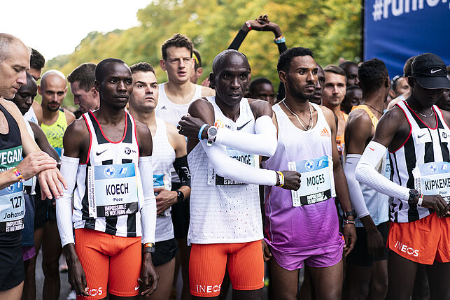World record holder Eliud Kipchoge and other elite runners at the start of the BMW BERLIN-MARATHON 2022.
