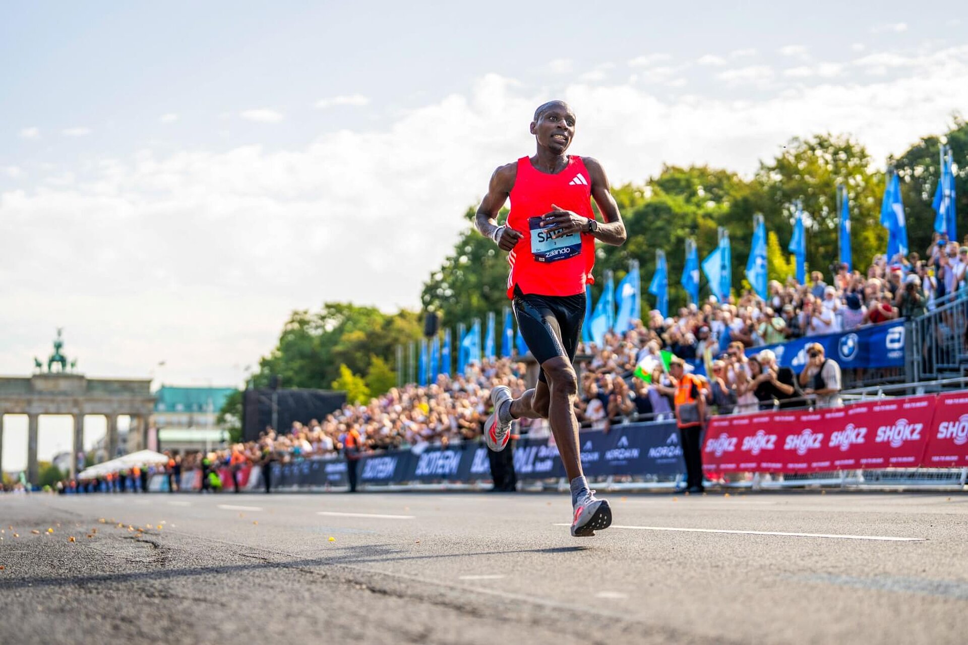 Sawe alone on the home stretch at the BERLIN-MARATHON.