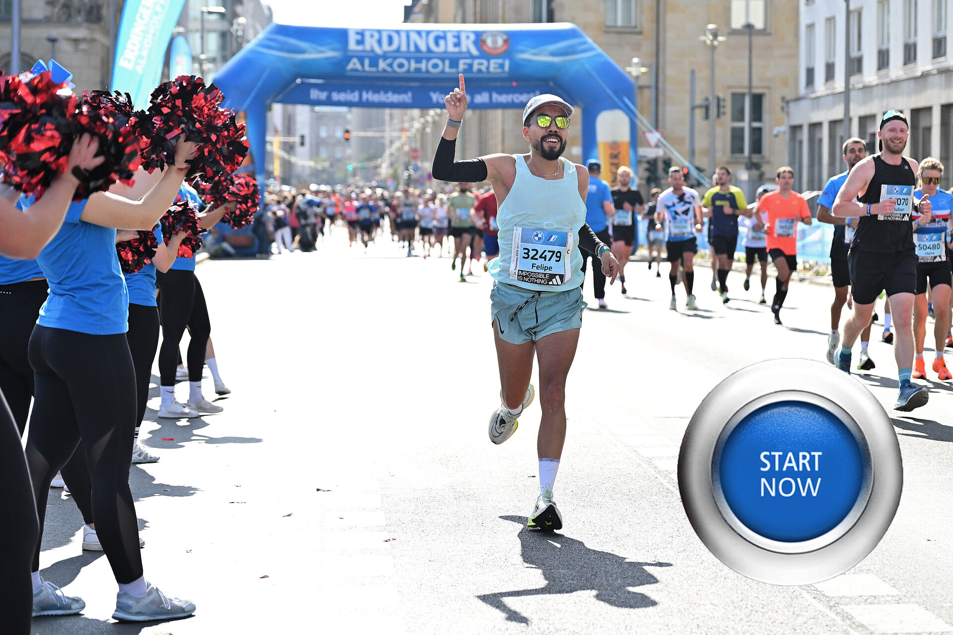 BERLIN-MARATHON Verlosung: Männlicher Teilnehmer läuft mit erhobenem Zeigefinger auf die Kamera zu und wird angefeuert © SCC EVENTS / camera4