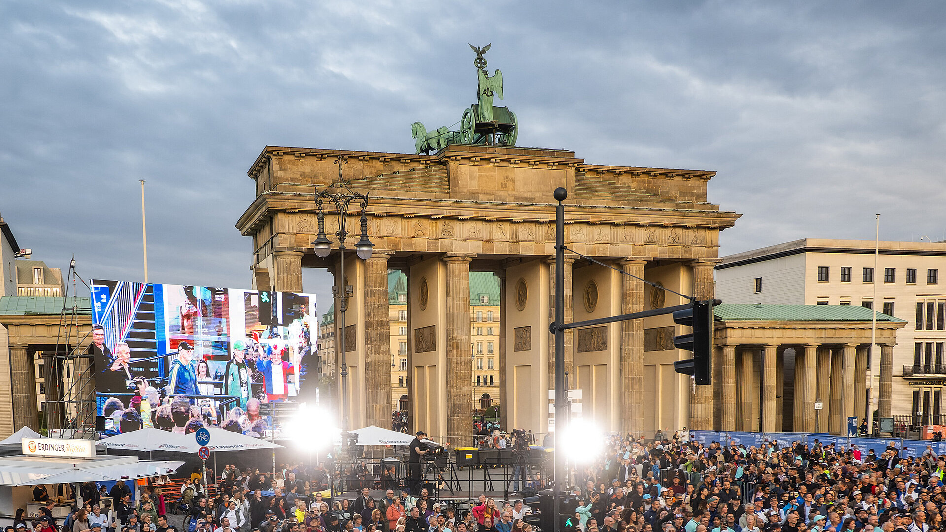 BMW BERLIN-MARATHON: Grand Opening Ceremony at the Brandenburg Gate © SCC EVENTS / Tilo Wiedensohler