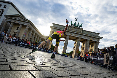 BMW BERLIN-MARATHON: Skater passieren Zuschauer und steuern auf das Brandenburger Tor zu © SCC EVENTS / Marvin Güngör