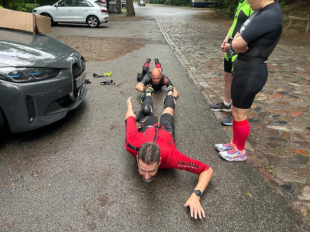SWIMRUN RHEINSBERG: Trockenübungen zur Einstimmung auf 1,5 Stunden voller SwimRun-Spaß. © SCC EVENTS / Philip Lehmann