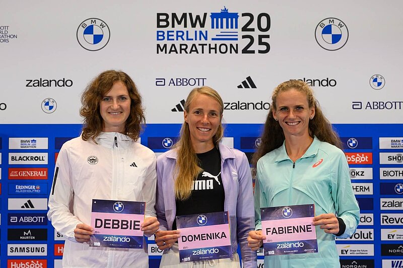 Group photo of the national favorites Deborah Schöneborn, Domenika Mayer, and Fabienne Königstein (from left to right).