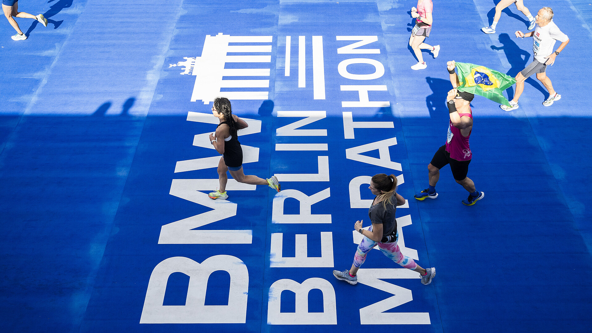 BERLIN-MARATHON raffle: Participants crossing the finish mark © SCC EVENTS / Sebastian Wells