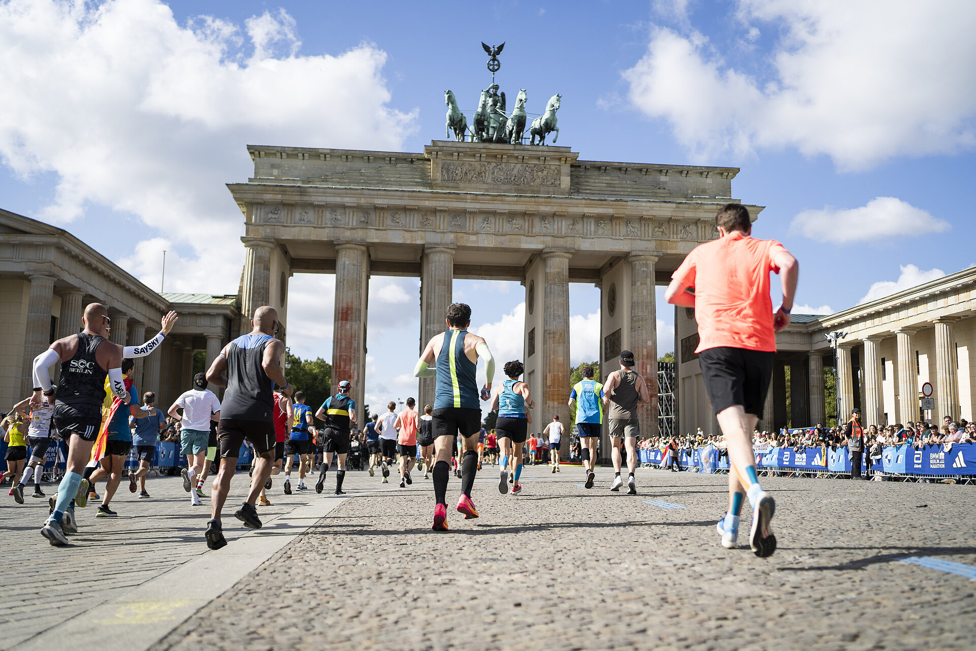 GENERALI 5K im Rahmen des BMW BERLIN-MARATHON: Teilnehmer laufen auf das Brandenburger Tor zu ©  SCC EVENTS / Sebastian Wells