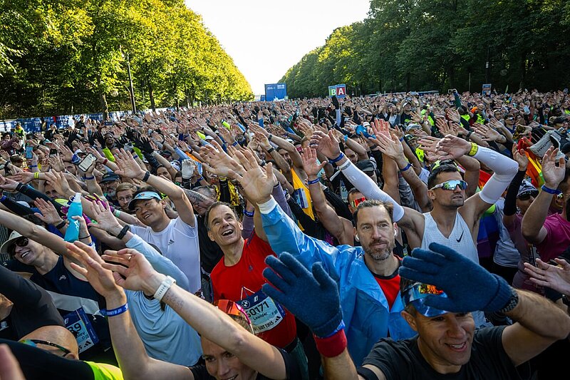 Cheering, happy crowd of runners at the starting line.