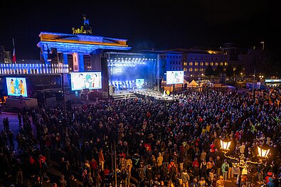 BMW BERLIN-MARATHON: Zuschauer vor der Bühne bei der Auftaktfeier zum 50. Jubiläum am Brandenburger Tor © SCC EVENTS