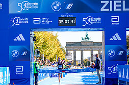 Erster Deutscher Läufer Sebastian Hendel läuft durchs Zieltor des 50. BMW BERLIN-MARATHON. Die Uhr zeigt 02:07:32 an.