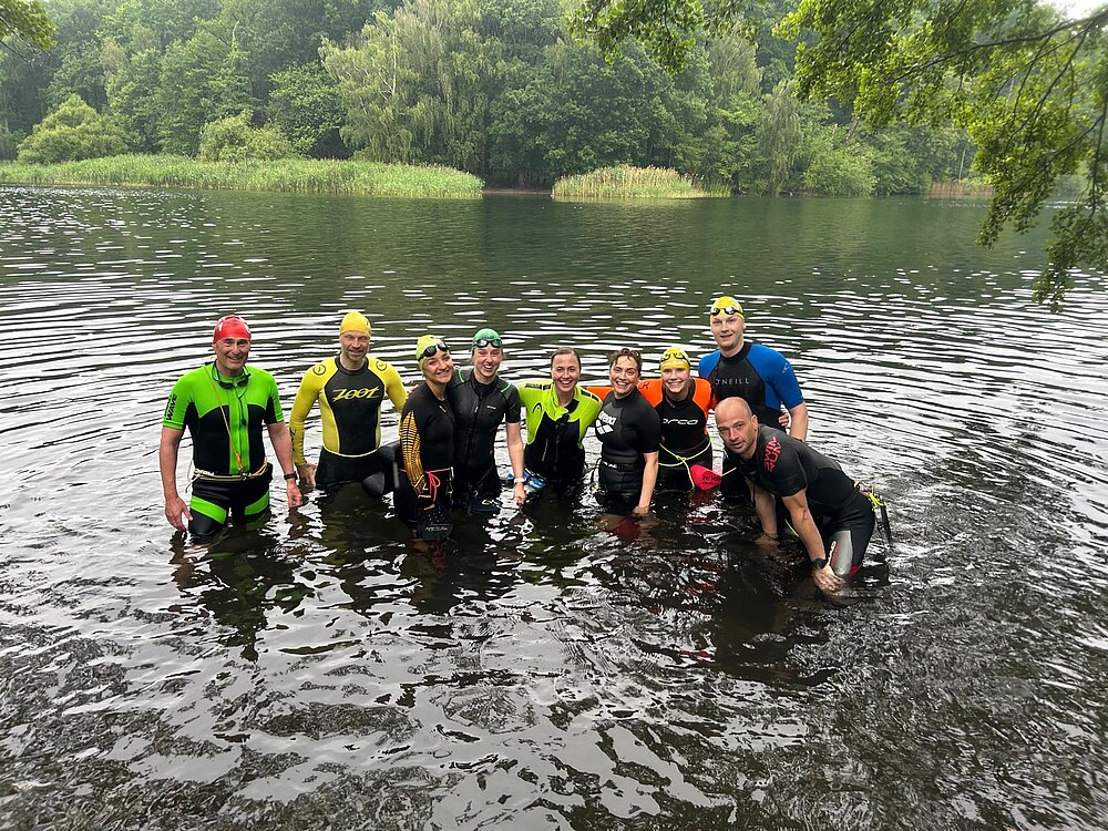 SWIMRUN RHEINSBERG: Geschafft! Nach gut 90 Minuten waren alle ziemlich k. o., aber auch ziemlich glücklich. © SCC EVENTS / Philip Lehmann