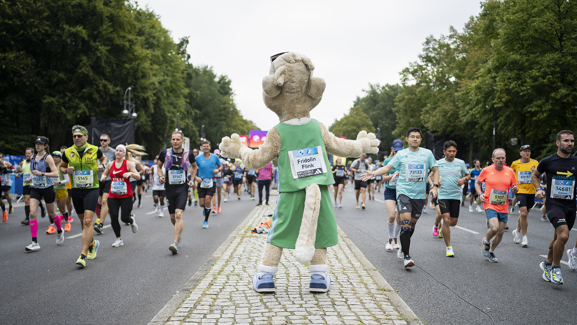 BMW BERLIN-MARATHON: Frido cheers on the participants and applauds © SCC EVENTS / Sebastian Wells