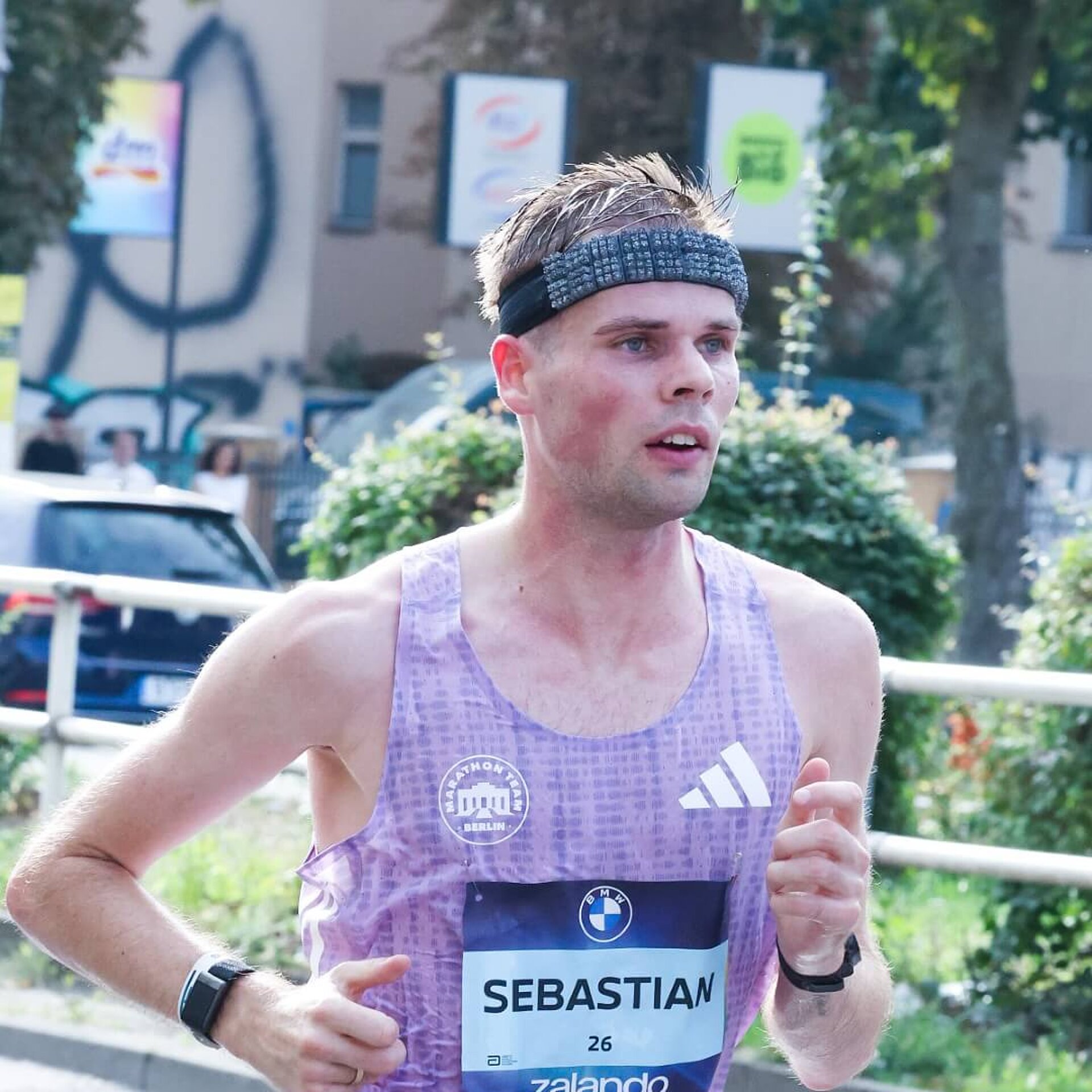 Sebastian Hendel, bib number 26, wearing a cooling headband at the BERLIN-MARATHON.