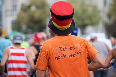 BMW Berlin Marathon 2018: Spectator with Germany hat and T-shirt with inscription