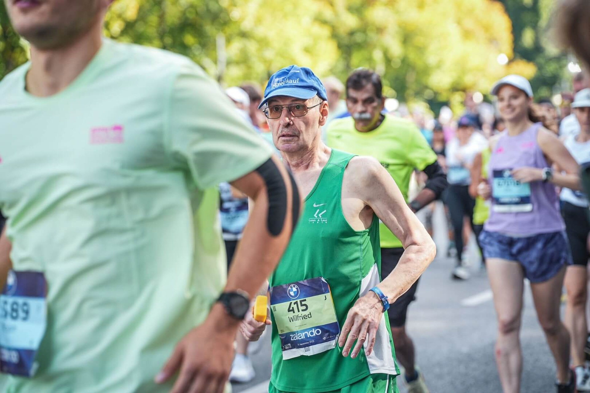 Winfried Köhnke on the course, surrounded by other runners.