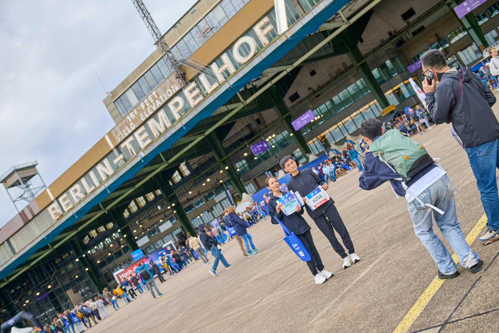 Außengelände der EXPO mit Flughafen Tempelhof und Teilnehmenden mit Startnummer.