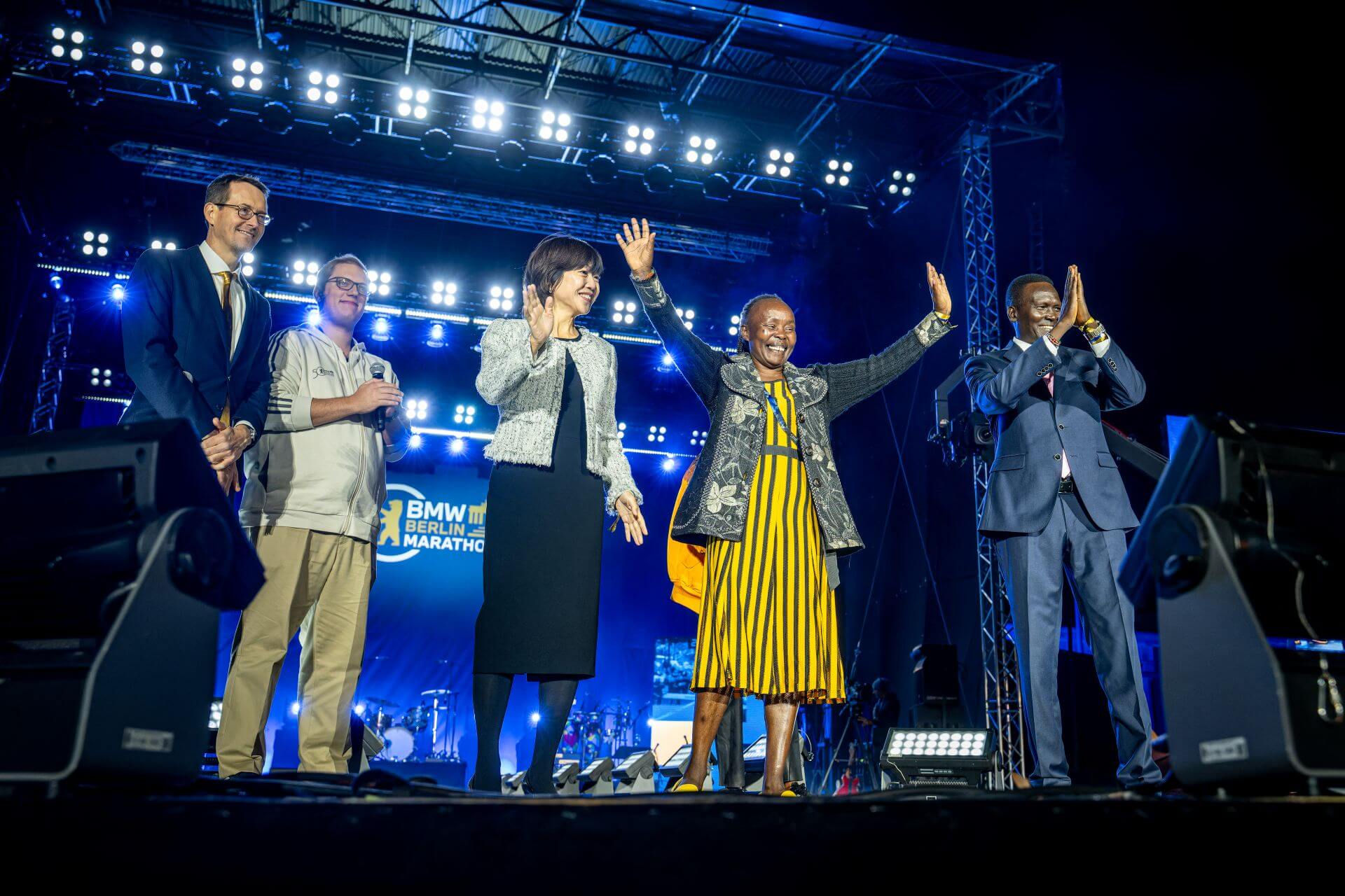 Naoko Takahashi, Tegla Loroupe und Paul Tergat auf der Bühne der Opening Ceremony des 50. BMW Berlin Marathon