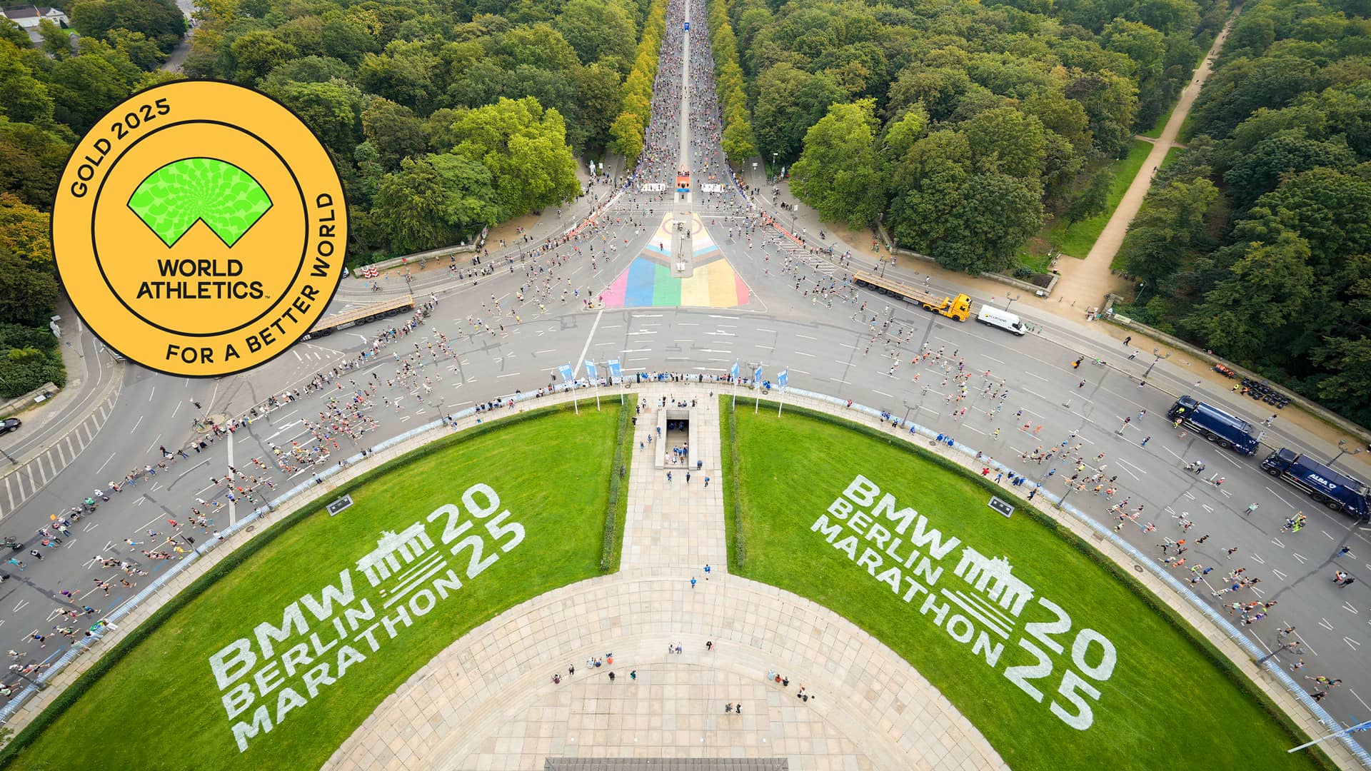 "Athletics For a Better World" Gold Siegel über Foto vom Start des Marathons, geschossen von der Siegessäule.