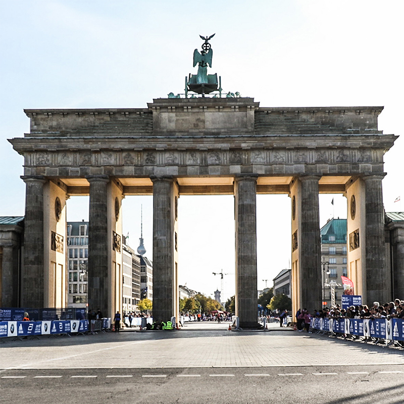 These final metres of the BMW BERLIN-MARATHON are unforgettable - not at last thanks to the Brandenburg Gate.